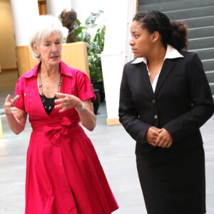 kathleen-sebelius-with-scholars-2